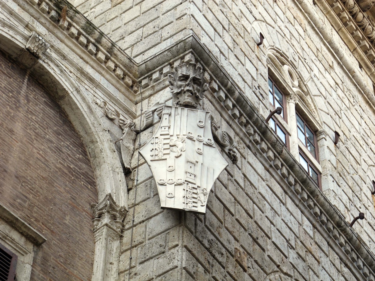 Palazzo Piccolomini, stemma Piccolomini Lampoon