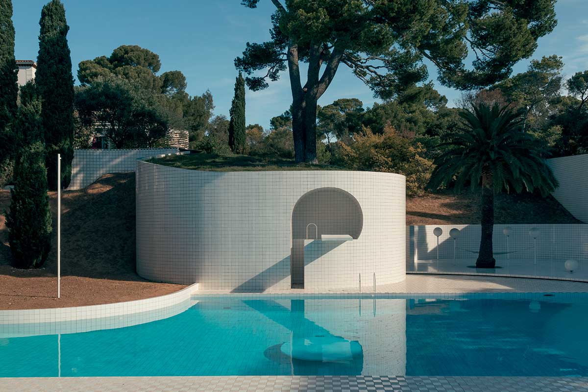 Lampoon – Piscina progettata da Alain Capeilleres per la sua residenza estiva a Le Brusc, Six-Fours-les-Plages, Francia, foto di Romain Laprade, 2017