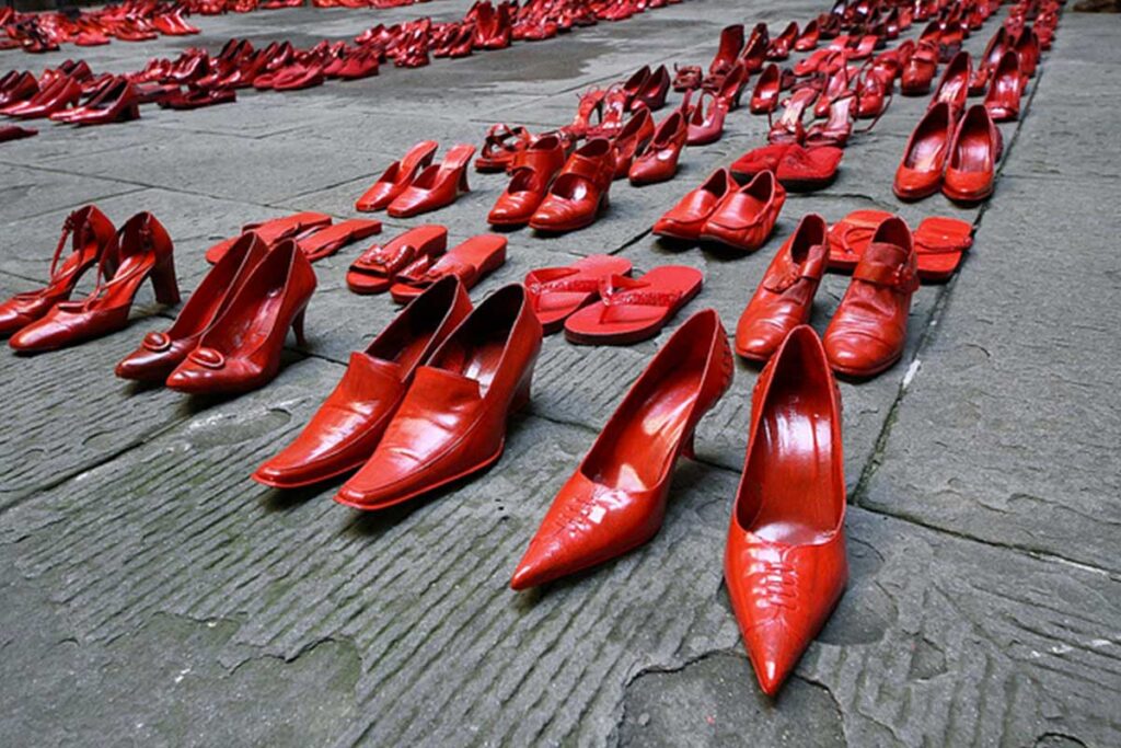 Zapatos Rojos curato da Lorena Cordeddu e Consuelo Dess, Cagliari, arte pubblica contro la violenza sulle donne