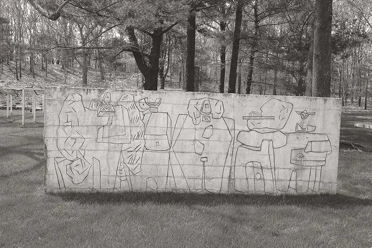 2/8 Graffiti (A) su un muro libero nel giardino della casa di Nivola a Springs, East Hampton, 1957. Courtesy Fondazione Nivola
