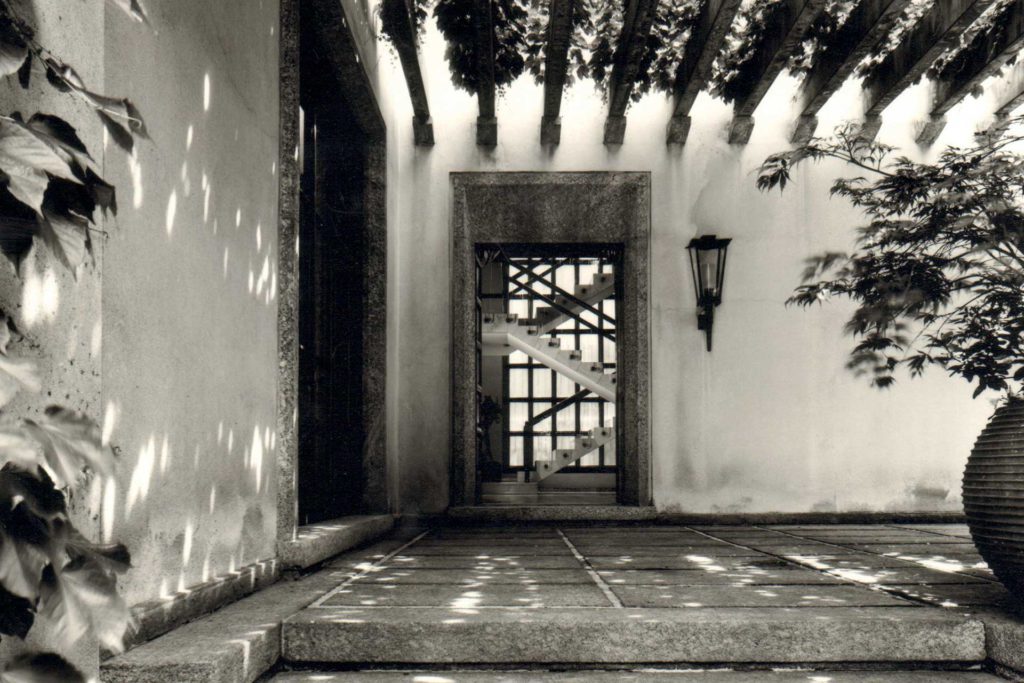 L’esterno della Villa Borsani, fotografia del 1945 di Elio Luxardo
