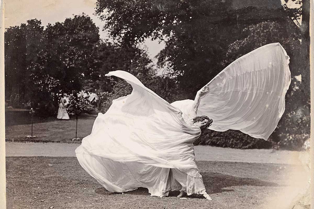 La danzatrice americana Loïe Fuller. Fotografia di Samuel Joshua Beckett, Loïe Fuller Dancing, ca. 1900