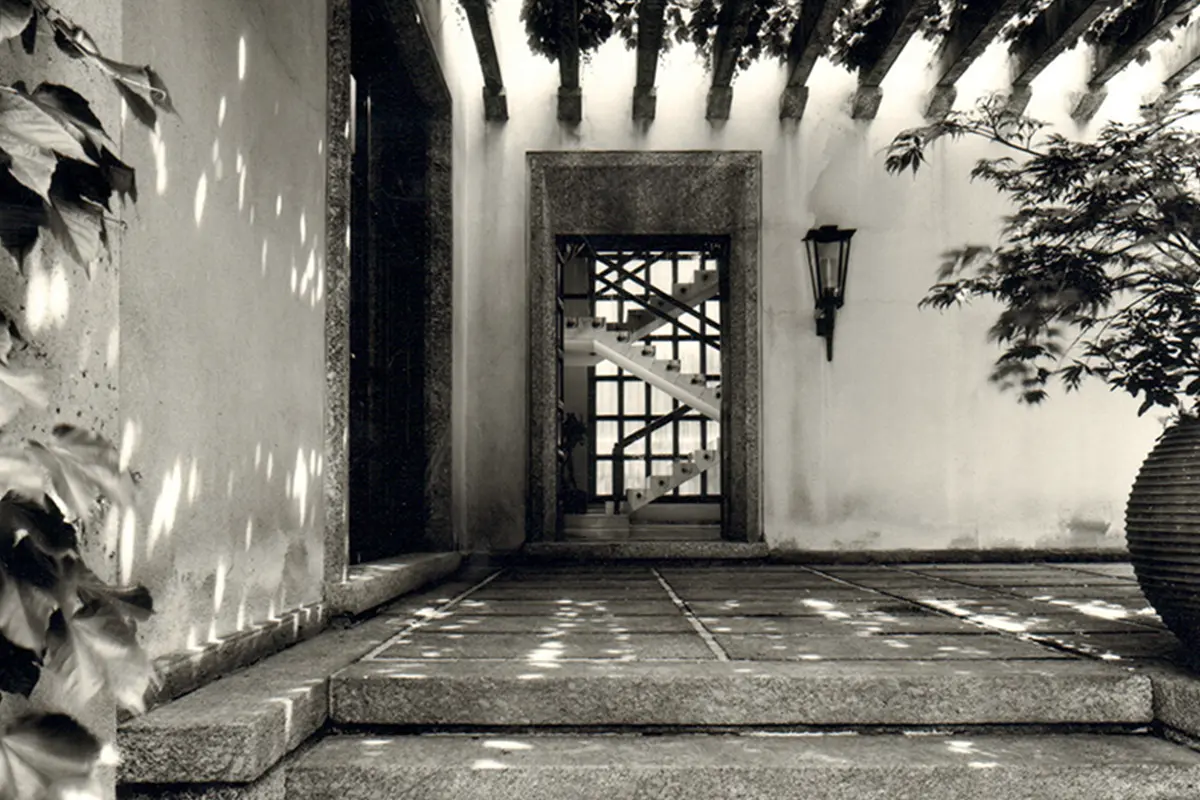L’esterno della Villa Borsani, fotografia del 1945 di Elio Luxardo