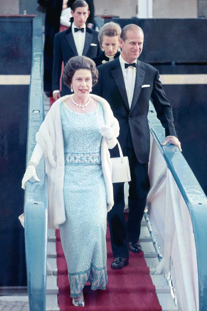 Filippo, Anna e Carlo al seguito della regina che sbarca dalla Britannia, agosto 1969