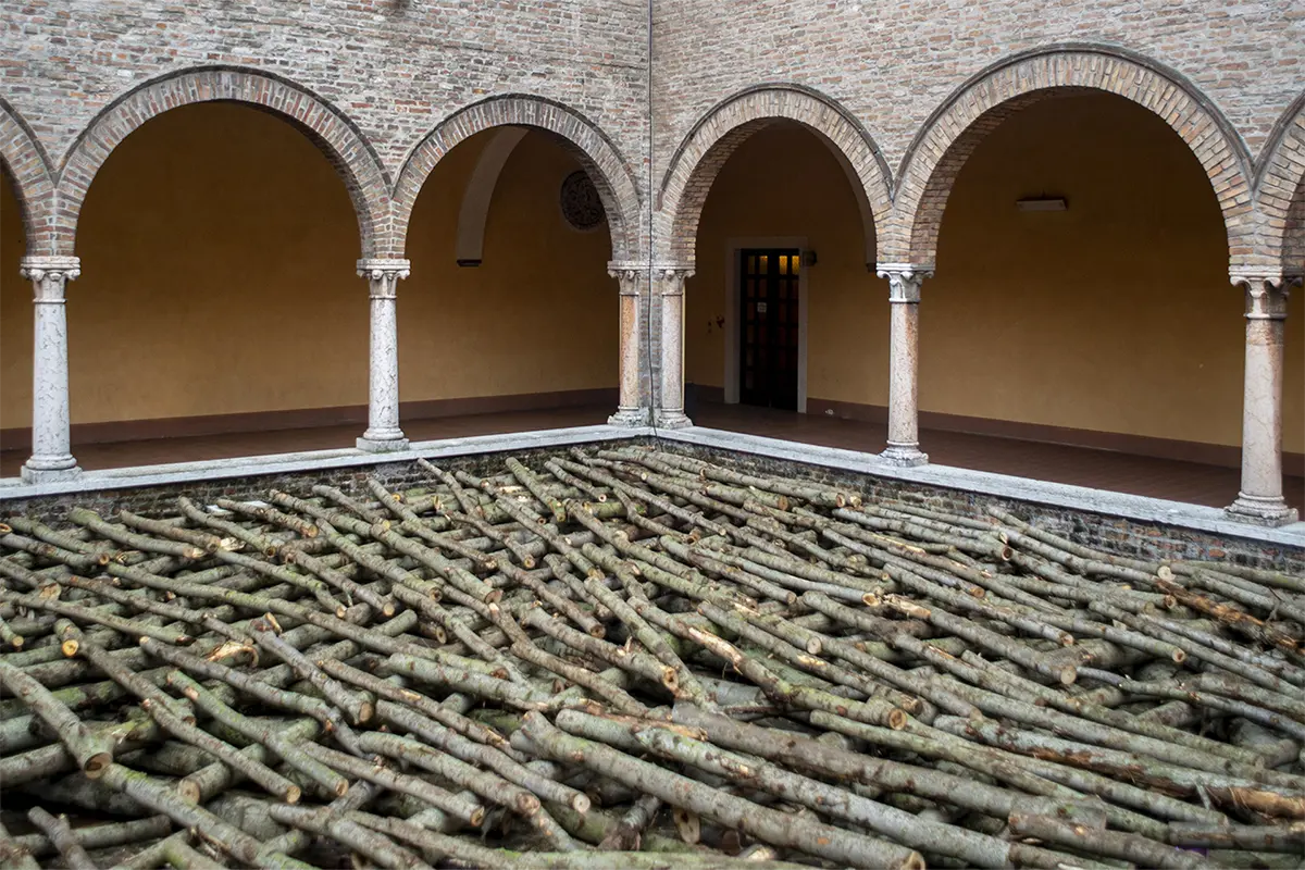 1/8 Fallen Forest, Installazione a Openfabric Mantova in occasione del Forum FAO. Immagine Jacopo Gennari Feslikeninan, Openfabric