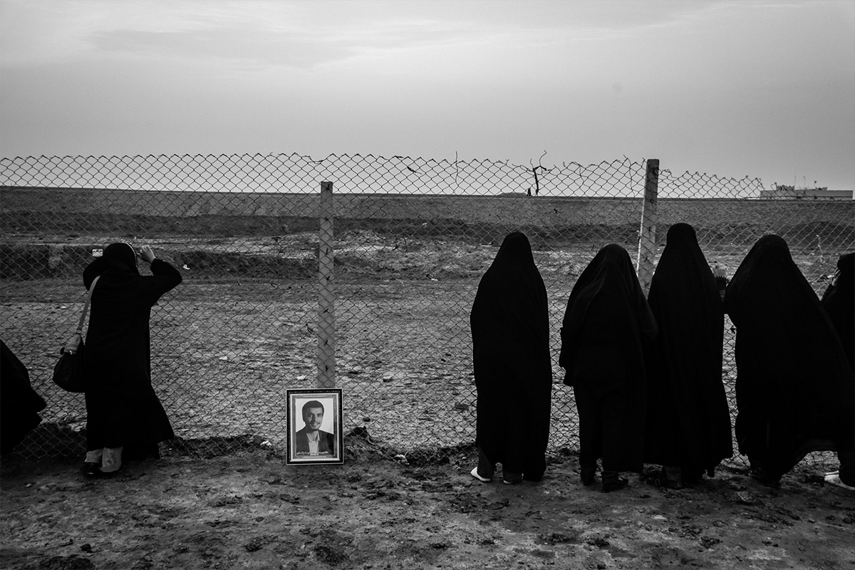 2/7 Fatemeh Behboudi. Le donne piangono nella zona di Shalamcheh per i martiri iraniani. Città-di-Ahvaz, confine di Shalamcheh Lampoon
