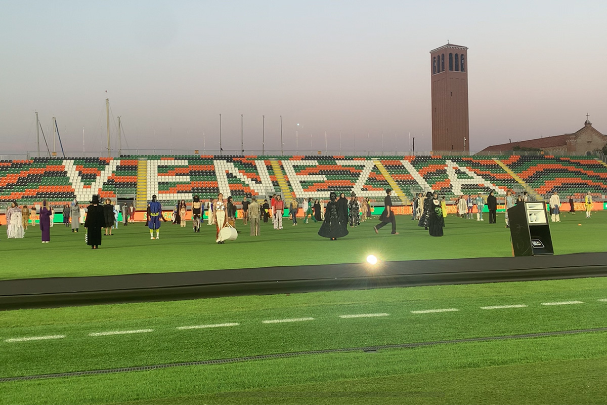 Iuav Graduation Show 2022, coreorgrafia iniziale al centro dello Stadio Penzo