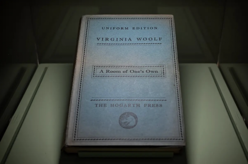 A Room of One's Own di Virginia Woolf, edito da The Hogart Press casa editrice fondata da Virginia e Leonard Wolf – prima edizione