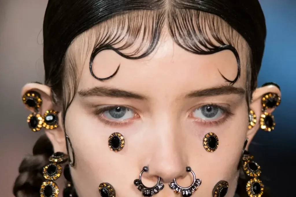 Dettagli di make-up e style per la sfilata FW2015 di Givenchy