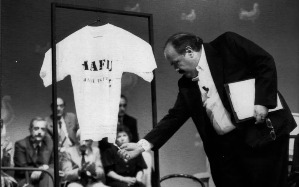Maurizio Costanzo brucia la maglietta Mafia made in Italy durante la Staffetta Rai-Fininvest contro la mafia, 1991