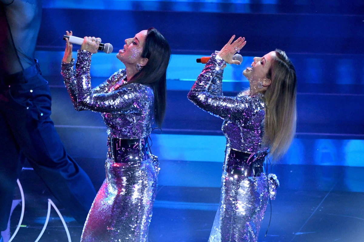 Paola e Chiara durante la loro performance a Sanremo