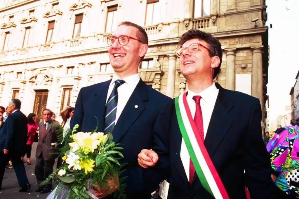 27 giugno del 1992, Paolo Hutter nei panni del celebrante e con addosso la fascia tricolore, sposa dieci coppie omosessuali in piazza della Scala