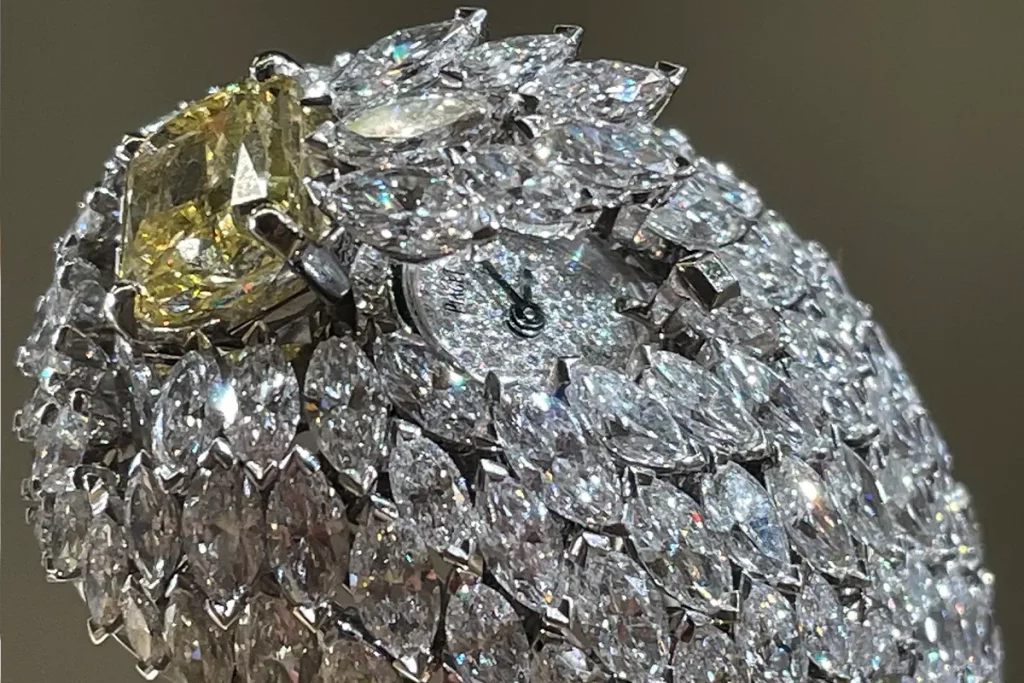 un'altra immagine del bracciale orologio, in diamanti e topazi, il quadrante si riconosce tra i brillanti
