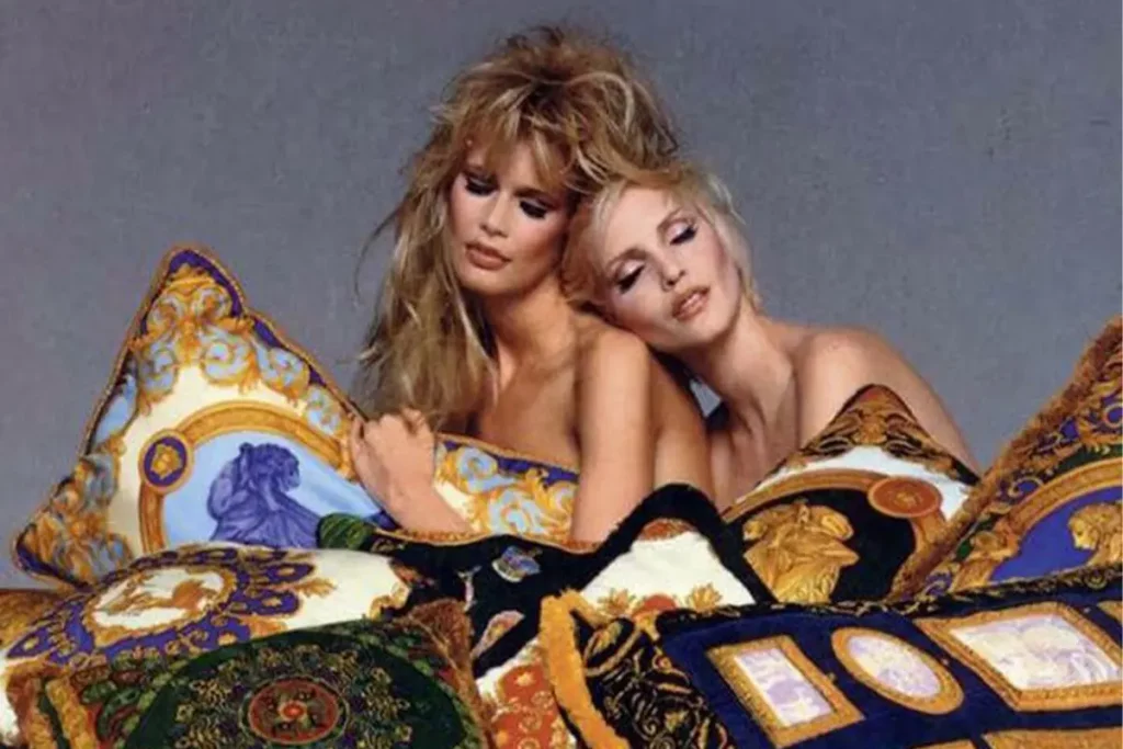 Claudia Schiffer and Nadja Auermann in the Versace Home Spring-Summer 1996 campaign. At Home With Versace. Fotografia Richard Avedon - 1996 The Richard Avedon Foundation
