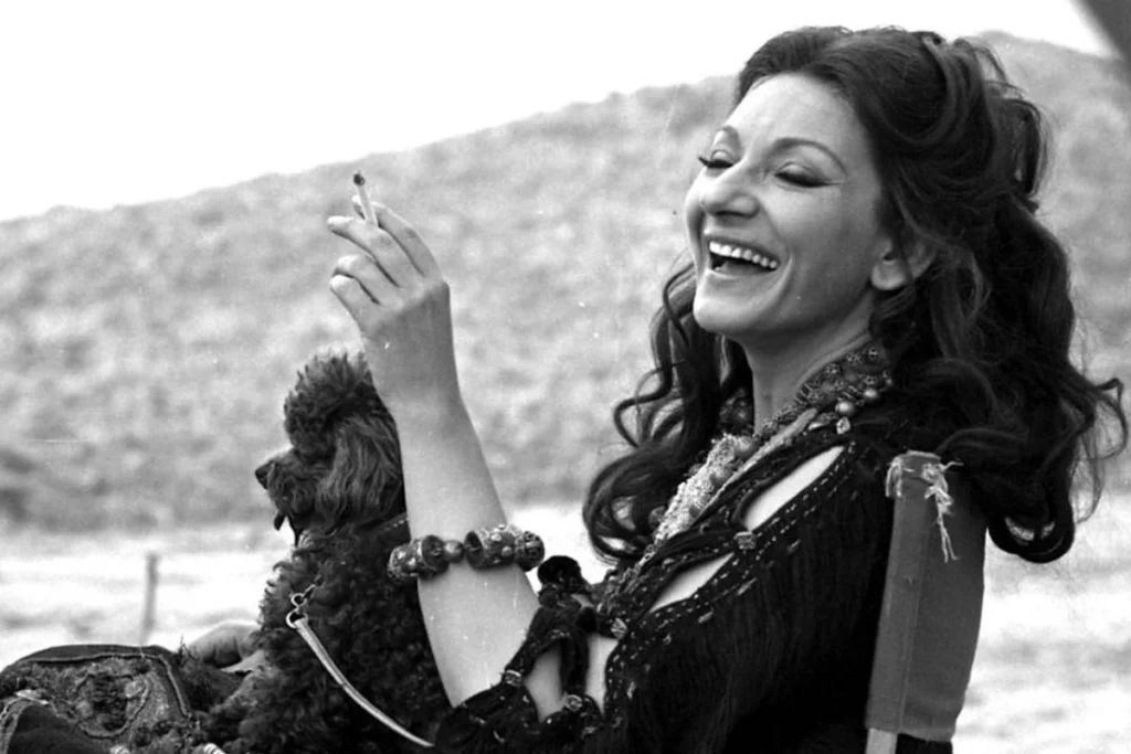 Maria Callas durante una pausa sul set di “Medea”, 1969