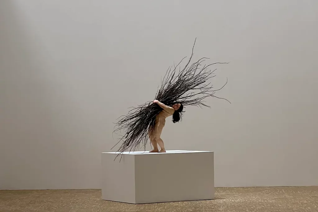 Ron Mueck, Woman With Sticks, 2009-2010. Fondation Cartier pour l’art contemporain