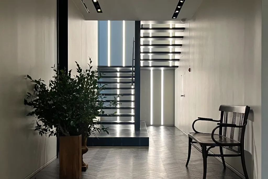 Casa Fantini design minimale e sistema di illuminazione geometrico