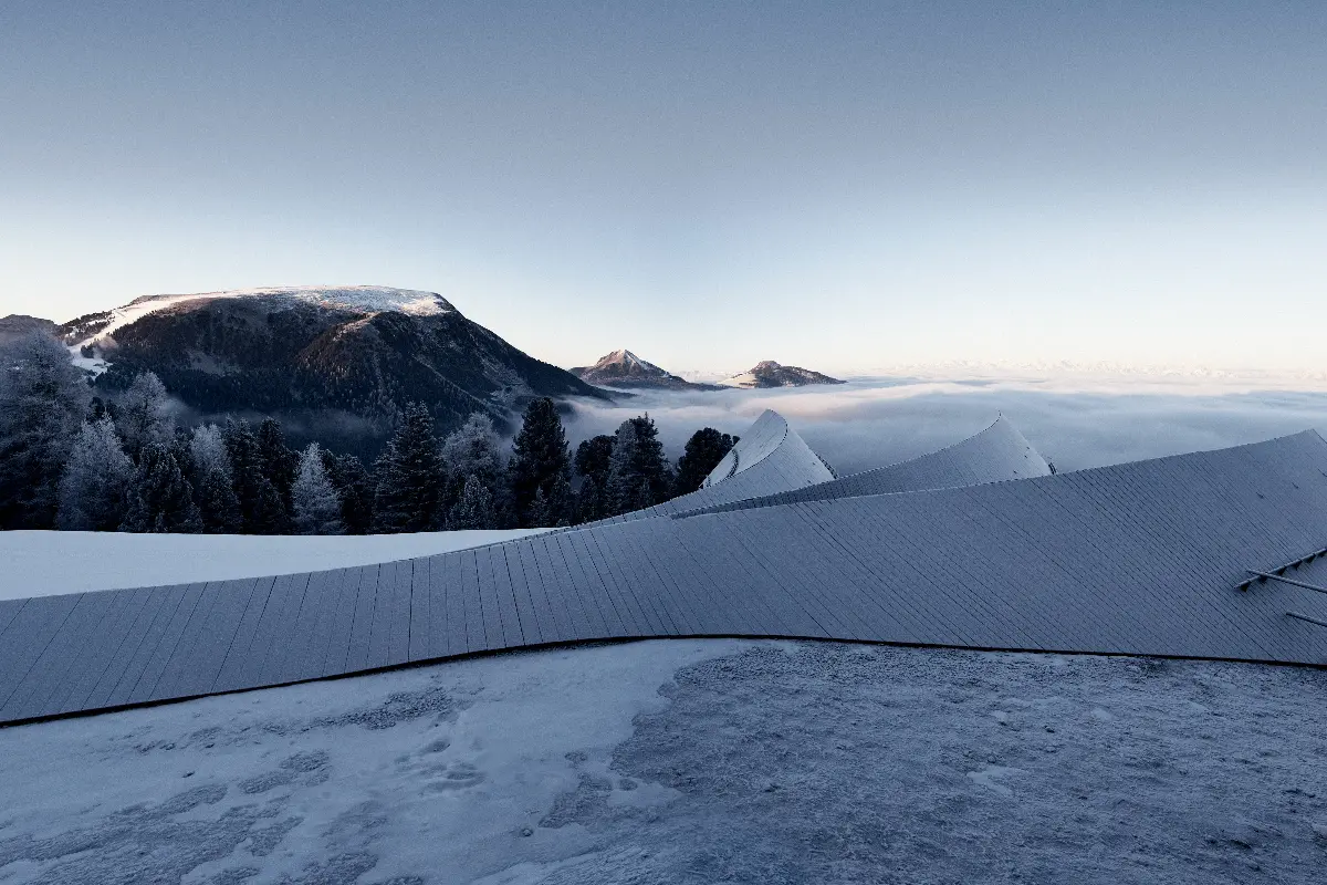 Il rifugio ecosostenibile Obereggen caratterizzato da tre strutture con ampie vetrate con vista sulle montagne