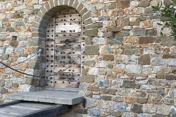 Argentaia, Magliano in Toscana, Maremma - portali in legno e accessi sospesi