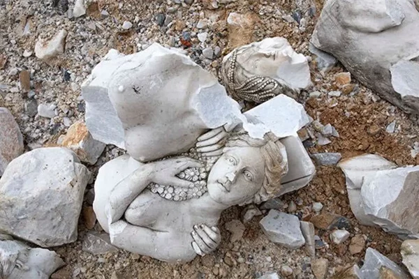 Busti di marmo dopo la caduta nel ravaneto parte della performance Root'la, Fabio Viale