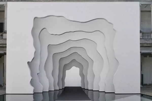 Divided Layers, installazione di David Arsham per Kohler, Milano Design Week 2022, Courtesy Kohler