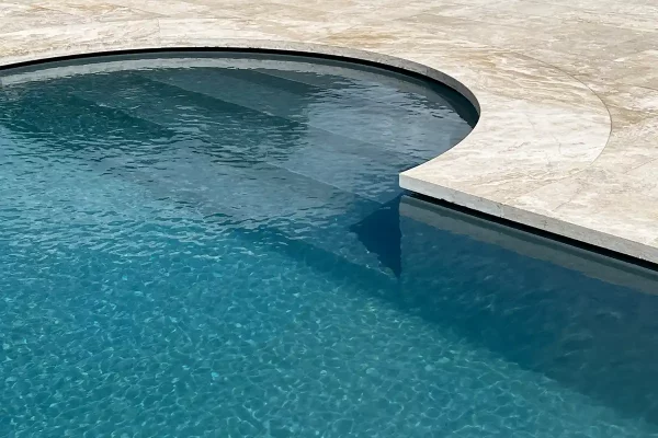 Il Falconiere, La piscina su una lastra di marmo