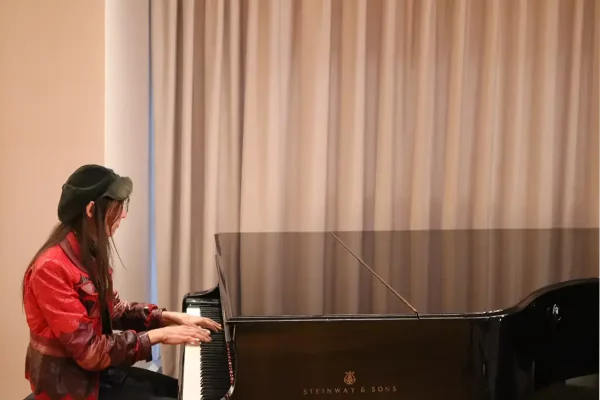 Lucio Corsi al pianoforte negli studi di Sugar Music
