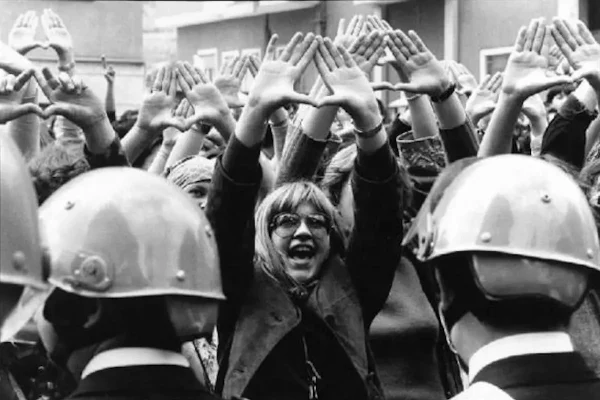 Manifestazione davanti al tribunale per il processo ai violentatori di Claudia Caputi, Roma 1977, foto Agosti Paola